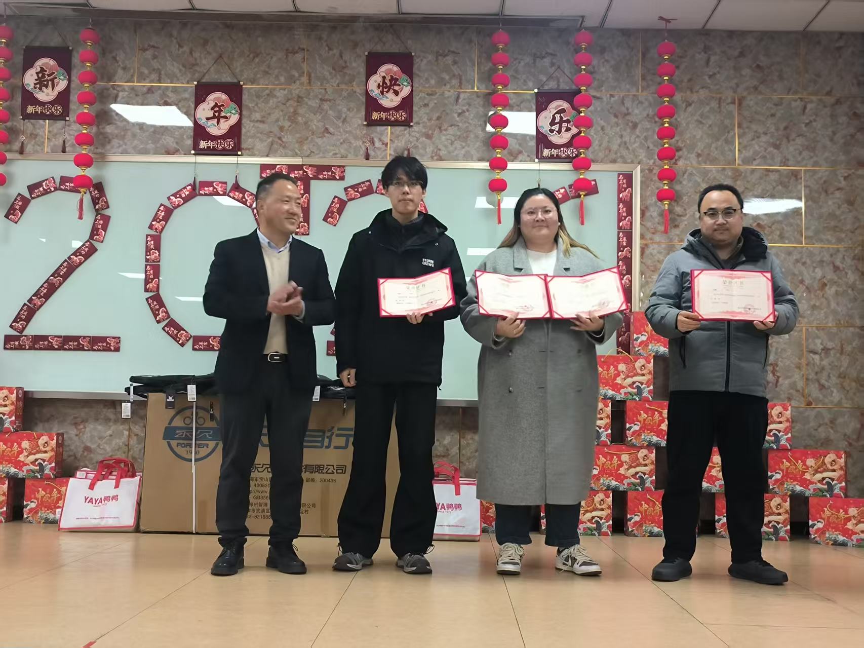 L'intera catena tecnologica tiene un incontro sportivo: unire lo spirito di squadra, forgiare una cultura aziendale positiva