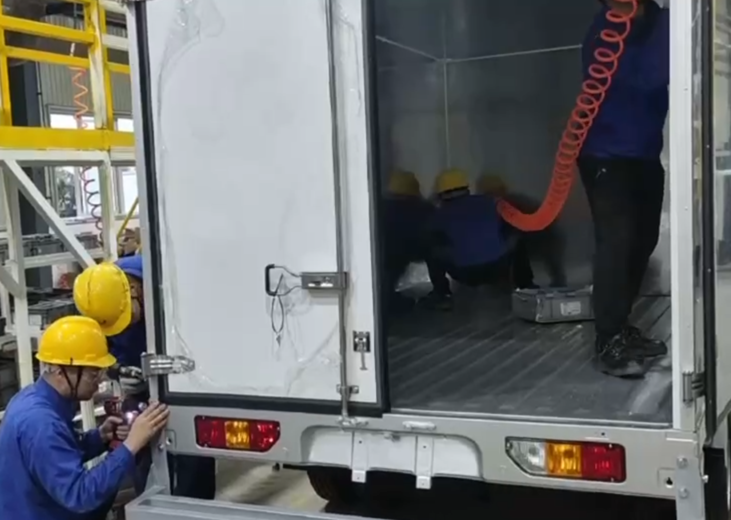 Tecnologia del rivetto cieco: la pietra angolare dell'assemblaggio di pannelli a nido d'ape leggeri per box di carico